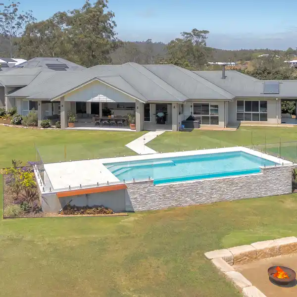 IMPRESSIVE RESIDENCE WITH STUNNING MOUNTIAN VISTAS