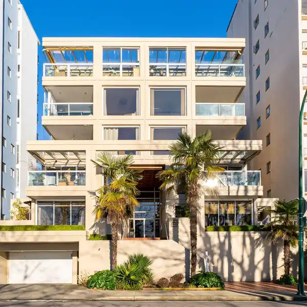 EXPANSIVE TWO BEDROOM HOME IN A BOUTIQUE WATERFRONT BUILDING