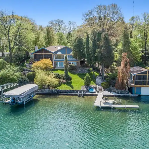 LAKEFRONT ESTATE WITH PRISTINE SAND FRONTAGE