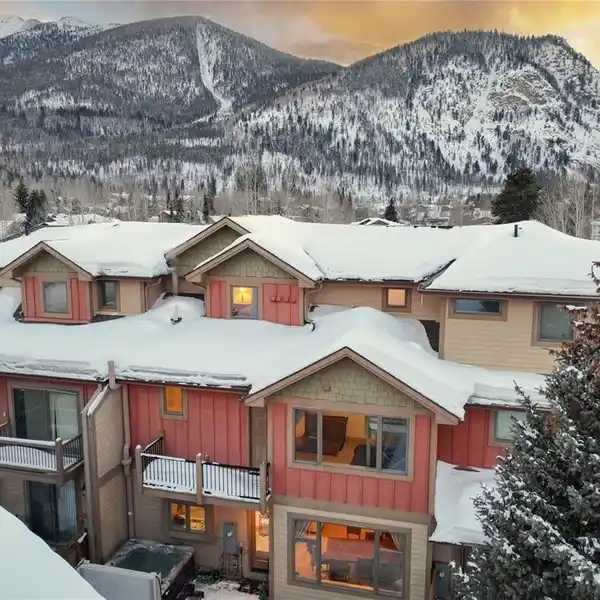 SPACIOUS LUXURY HOME WITH A CONVENIENT IN-TOWN LOCATION