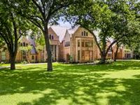 SUMPTUOUS ESTATE ON THE SHORES OF LAKE AUSTIN