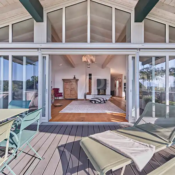 EXTRAVAGANT TOP-FLOOR APARTMENT