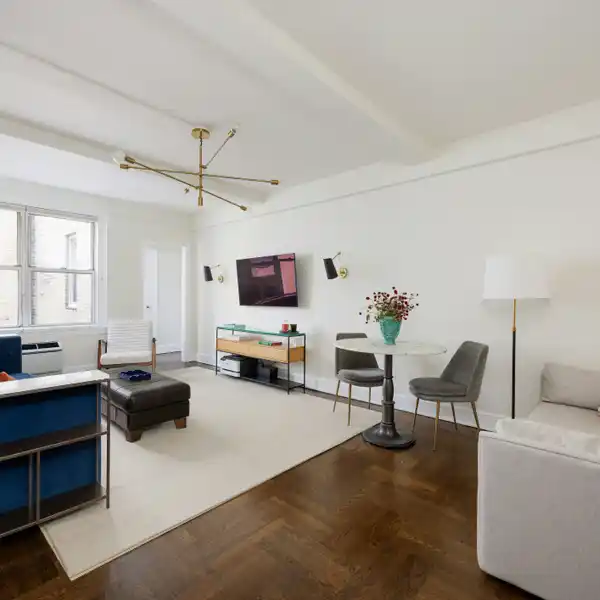 ELEGANT RESIDENCE AT A COVETED MANHATTAN ADDRESS