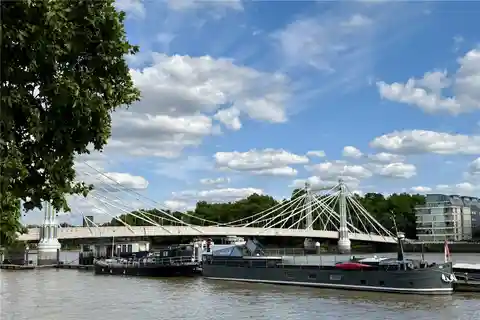 Incredible Riverboat at Cadogan Pier