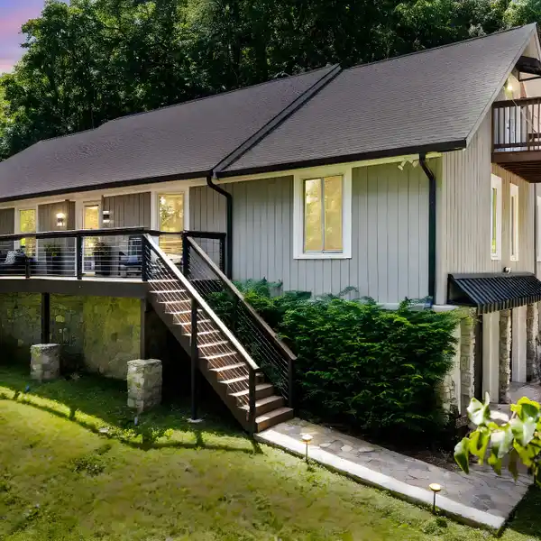 DISTINCTIVE MID-CENTURY MODERN RETREAT