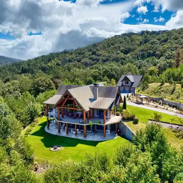 EQUESTRIAN ESTATE WITH MOUNTAIN VIEWS