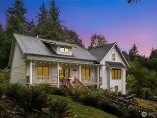 Modern Farmhouse Retreat with Scenic Serenity