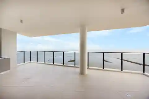 Exquisite Sub-penthouse in the Brand-new Aqua Apartments Building