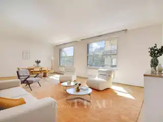 Spacious Paris Flat in Prestigious Golden Triangle