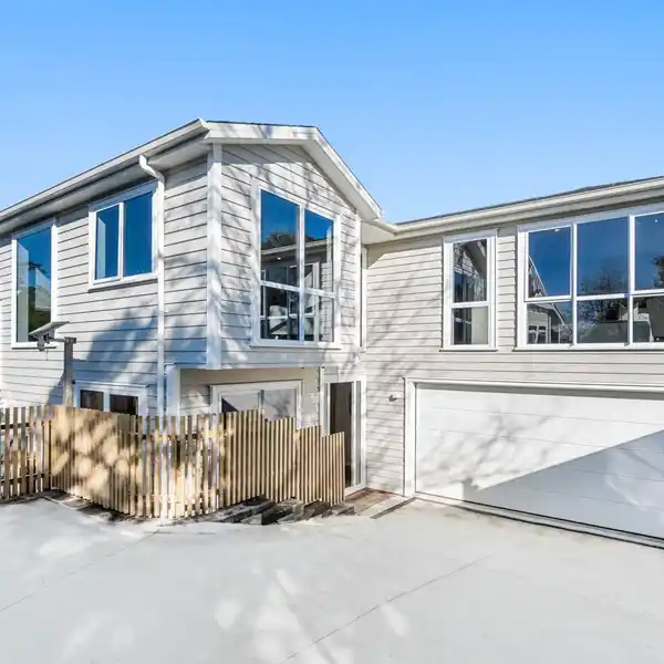ARCHITECTURAL GRANDEUR WITH NATIVE BUSH SERENITY