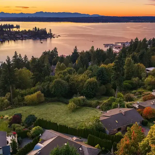 RARE OPPORTUNITY IN THE HEART OF HOUGHTON
