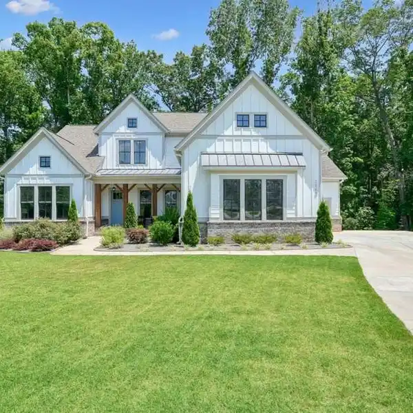 FARMHOUSE-STYLE HOME IN THE BECKETT'S WALK COMMUNITY