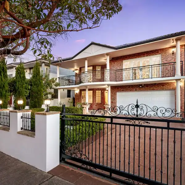 GRAND-SCALE HOME WITH A FLOWING DESIGN