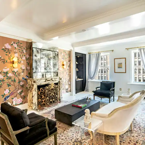MINT CONDITION FULL FLOOR RESIDENCE