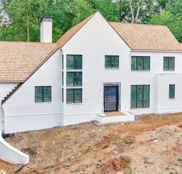 NEW LUXURY RESIDENCE ON A PRIVATE CUL-DE-SAC