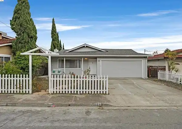 ELEGANT HILLTOP HOME WITH EXPANSIVE DECKS