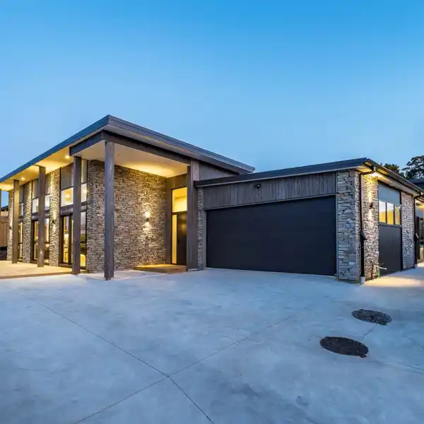 GRAND DUAL-RESIDENCE ESTATE IN PRESTIGIOUS SWANSON ENCLAVE