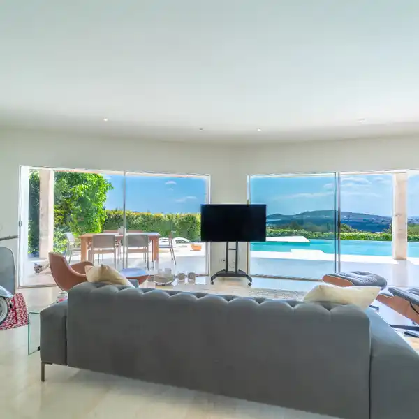ELEGANT RETREAT WITH BREATHTAKING SEA VIEWS