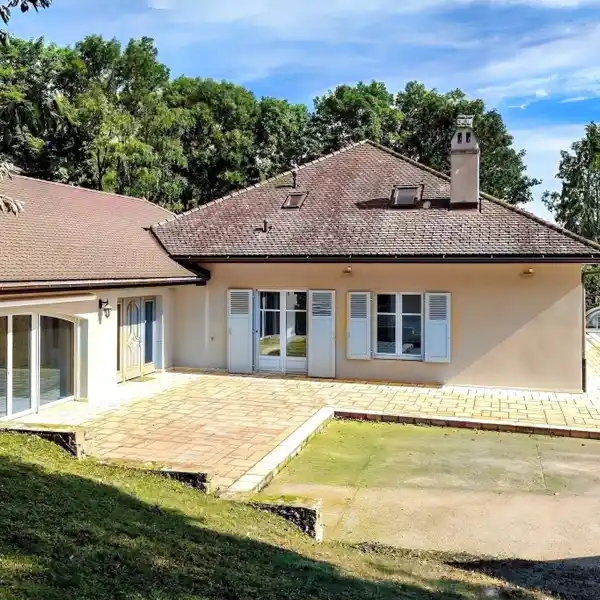 RENOVATED PROPERTY ON THE HEIGHTS OF GEX