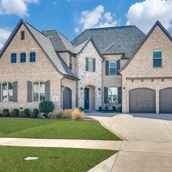 STUNNING HOME WITH A SOUGHT-AFTER PLAN
