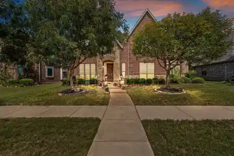 Warmth and Elegance with an Open Layout