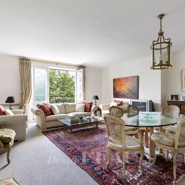 SUNBATHED APARTMENT IN A PRIVATE PERIOD MANSION