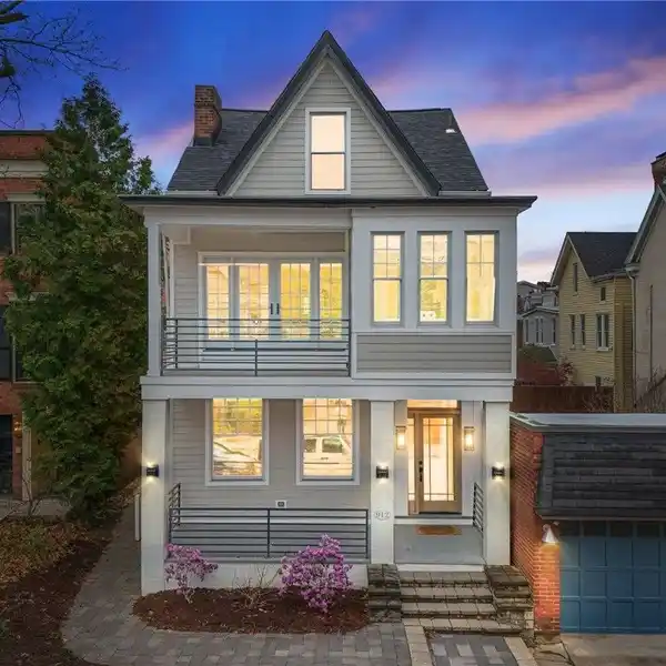 URBAN CONVENIENCE WITH MODERN LUXURY