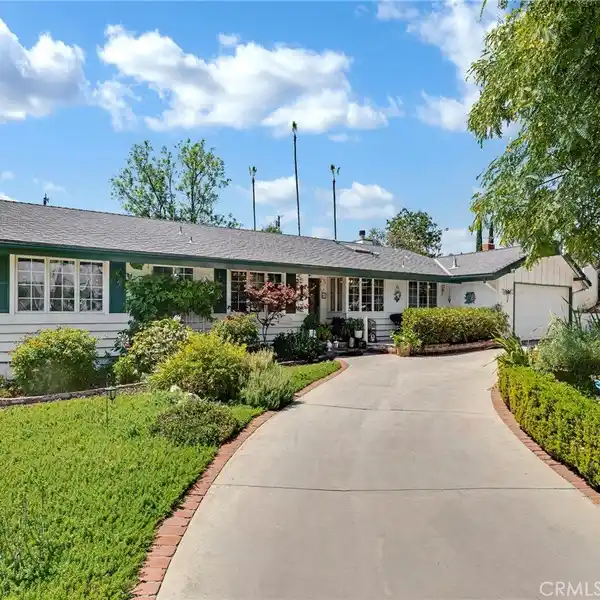 BEAUTIFULLY-MAINTAINED OPEN-PLAN HOME