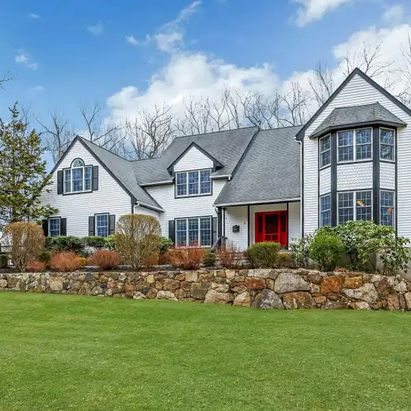 CLASSIC COLONIAL ON 4.41 ACRES