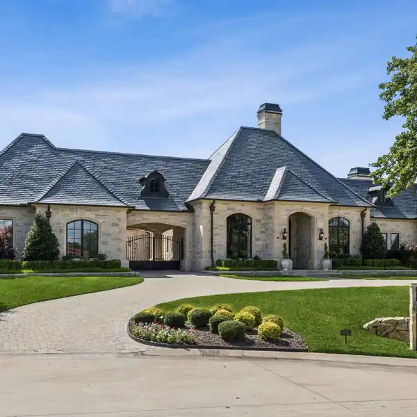 IMPECCABLE ONE-STORY HOME IN QUAIL HOLLOW