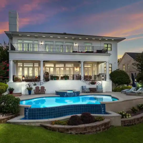 LUXURY WATERFRONT LIVING