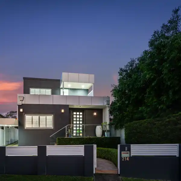 EXQUISITELY CRAFTED CONTEMPORARY RESIDENCE
