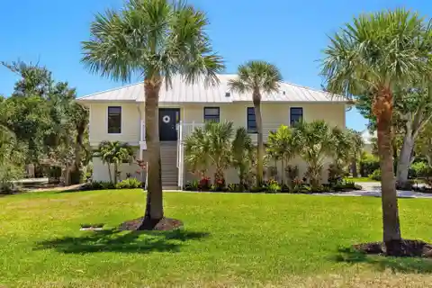 Elegantly Designed and Updated Beach Cottage