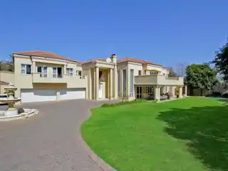 Luxurious Comfort - Bold Architecture - Perfect Location.