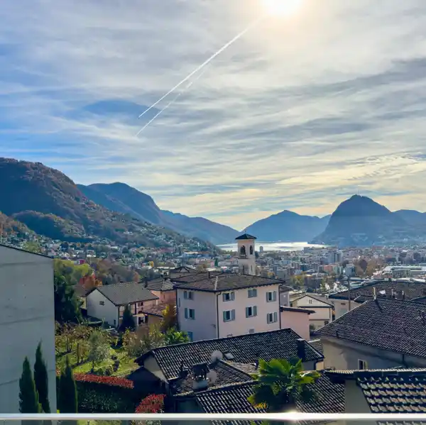 CUSTOMIZABLE LUXURY IN AN INTIMATE ENCLAVE