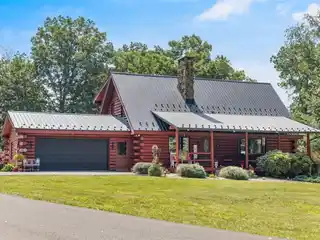 Stunning Country Retreat Near Town Amenities