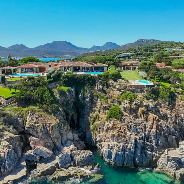 WATERFRONT VILLA ON THE CLIFFS OF PUNTA LADA