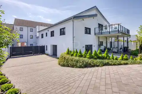 Sustainable Living with Single-Family House with Additional Potential
