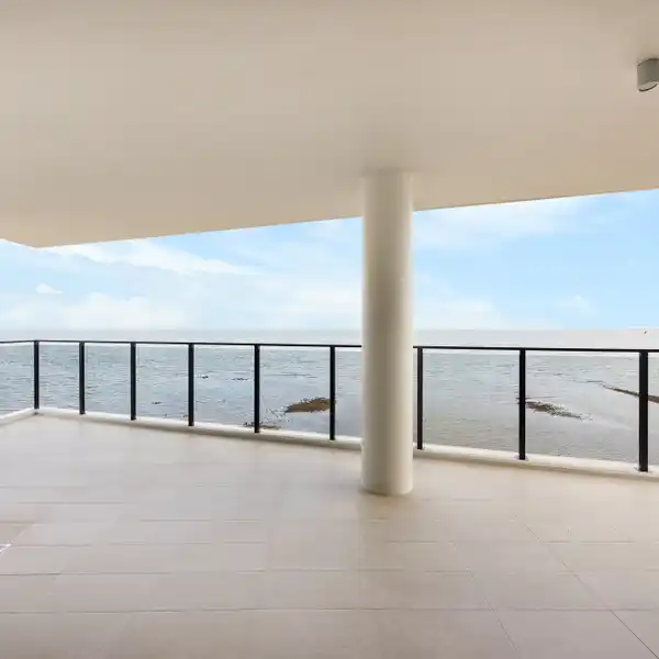 EXQUISITE SUB-PENTHOUSE IN THE BRAND-NEW AQUA APARTMENTS BUILDING