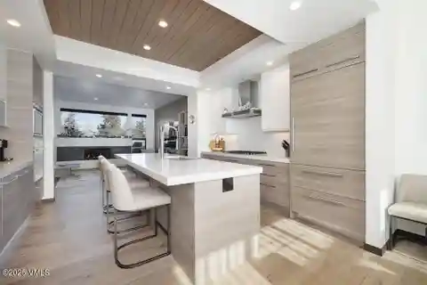 Modern Townhome Blending Luxury and Convenience