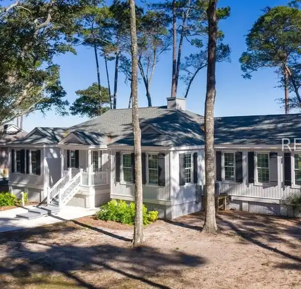 TURNKEY ISLAND ESCAPE STEPS FROM PRIVATE BEACHES