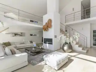 Cathedral-Ceiling Home in Peaceful Leafy Setting