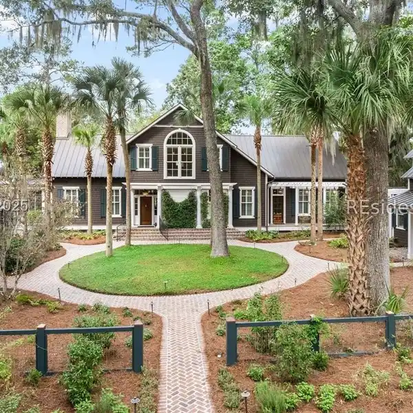 RARE NANTUCKET-STYLE FAMILY COMPOUND