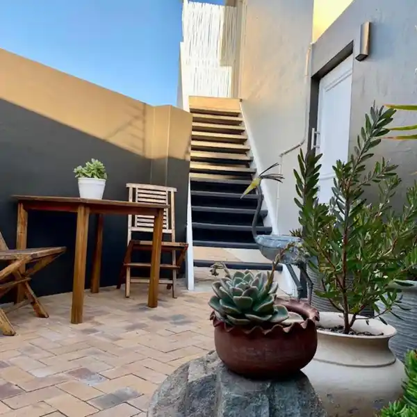 STUNNING LUXURY RESIDENCE IN IDEAL HERMANUS LOCATION