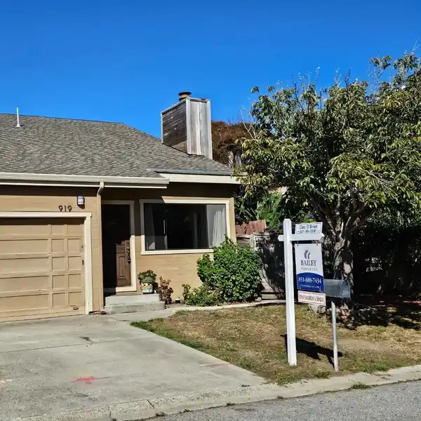 VETRAZZO MANTEL & HIGH-END APPLIANCES ADD MODERN ELEGANCE