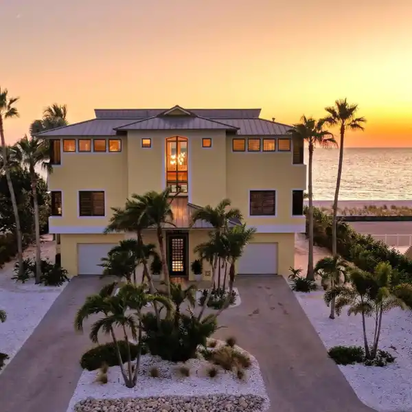 BEACHFRONT ESTATE SHOWCASING PANORAMIC GULFSIDE SPLENDOR