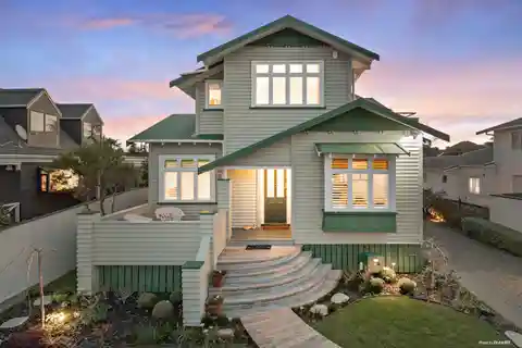 Panoramic Harbour Views in Coveted Point Chevalier