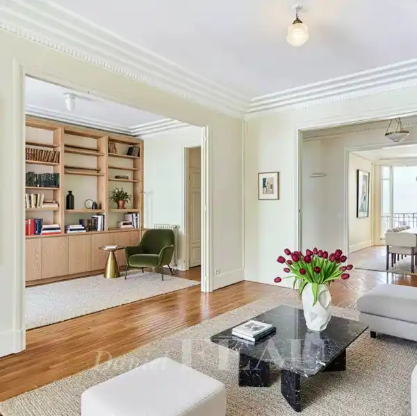 BRIGHT AND PEACEFUL APARTMENT IN AN ART DECO BUILDING