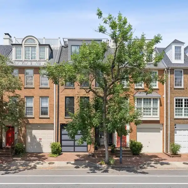 FULLY RENOVATED TOWNHOUSE WITH PANORAMIC ROOFTOP VIEWS