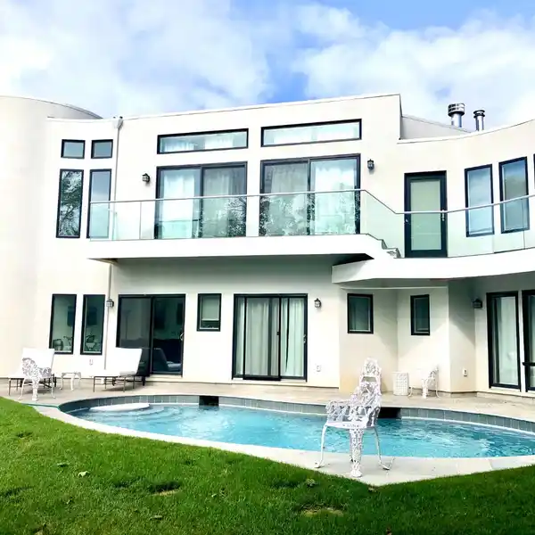 STUNNING CONTEMPORARY SUMMER HOME WITH LUXURY AMENITIES